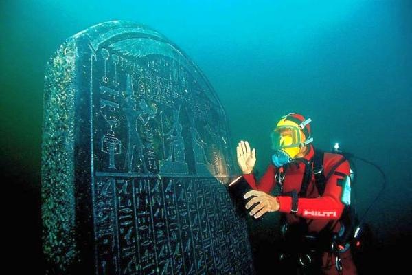 Archaeologist Frank Goddio with the Heracleion Stele