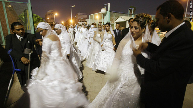 Egyptian couples arrive at the Cairo Stadium for a collective wedding organized by an Islamic association in 2007 [Credit: CNN]