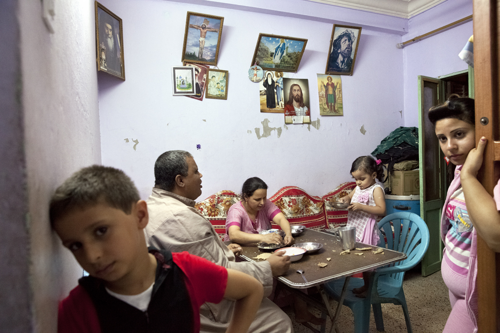 A Christian family has dinner in Minya, September 2013. Credit: Bieke Depoorter