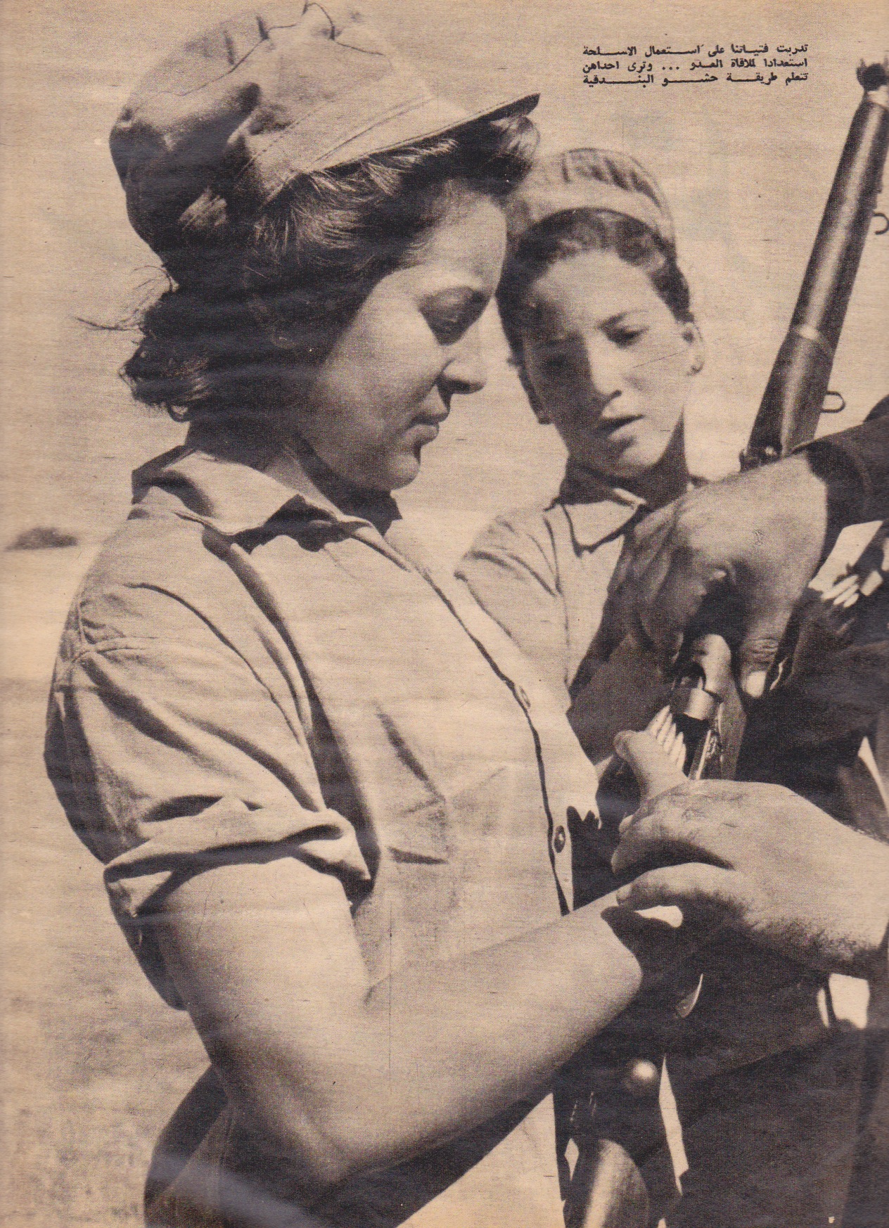 Egyptian women volunteer to bear arms in 1956