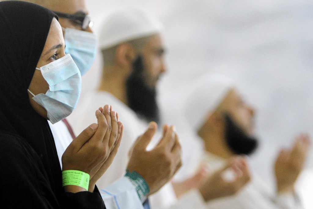 Egyptian Muslim pilgrims wear masks as a precaution against MERS while praying in Mecca in the 2013 Hajj. Credit: Amr Nabil/Associated Press 