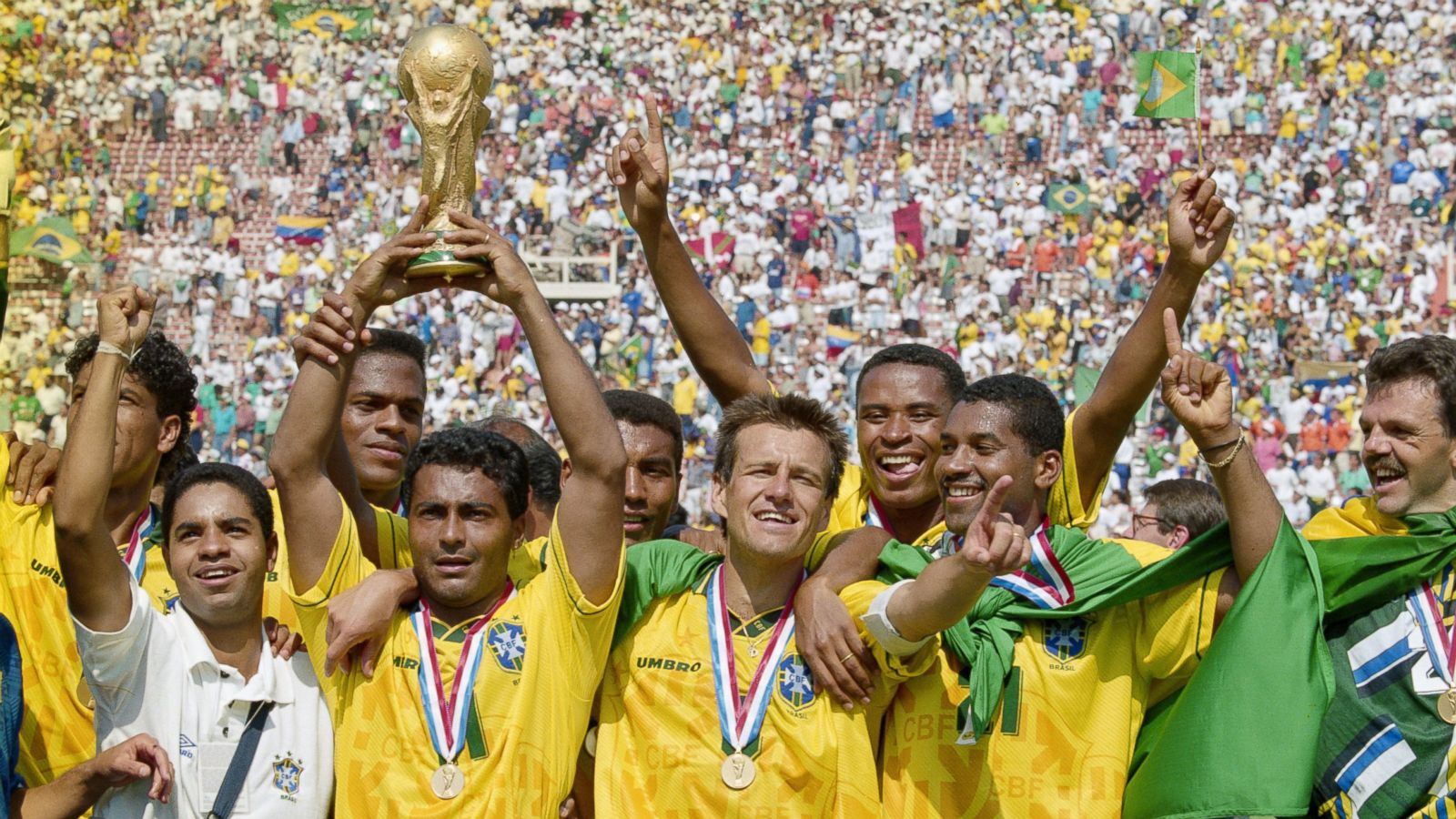 Brazilian soccer national team holding the World Cup. Photo: Ben Radford \ Getty Images