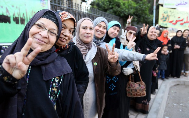 Egyptian women line up to vote.  Photo: EPA.