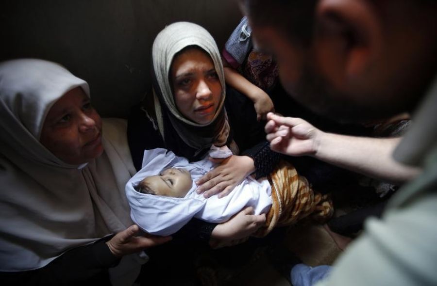 The mother of 4-year-old Palestinian girl Yasmeen al-Motawaq, killed by Israel, 10 July. Reuters/Mohammed Salem