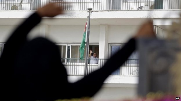 Hosni Mubarak waving to supporters from Maadi Hospital where he had been staying due to health issues.