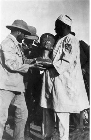 Pharonic Nefertiti Bust Uncovery 1914 Desert