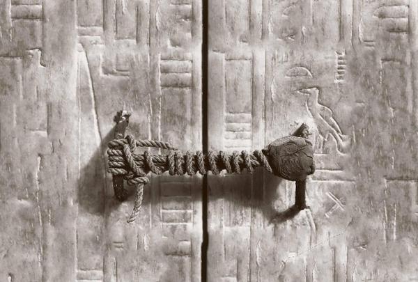 Pharonic The rope seal of Tutankhamun's tomb, unbroken for 3,245 years (1922)