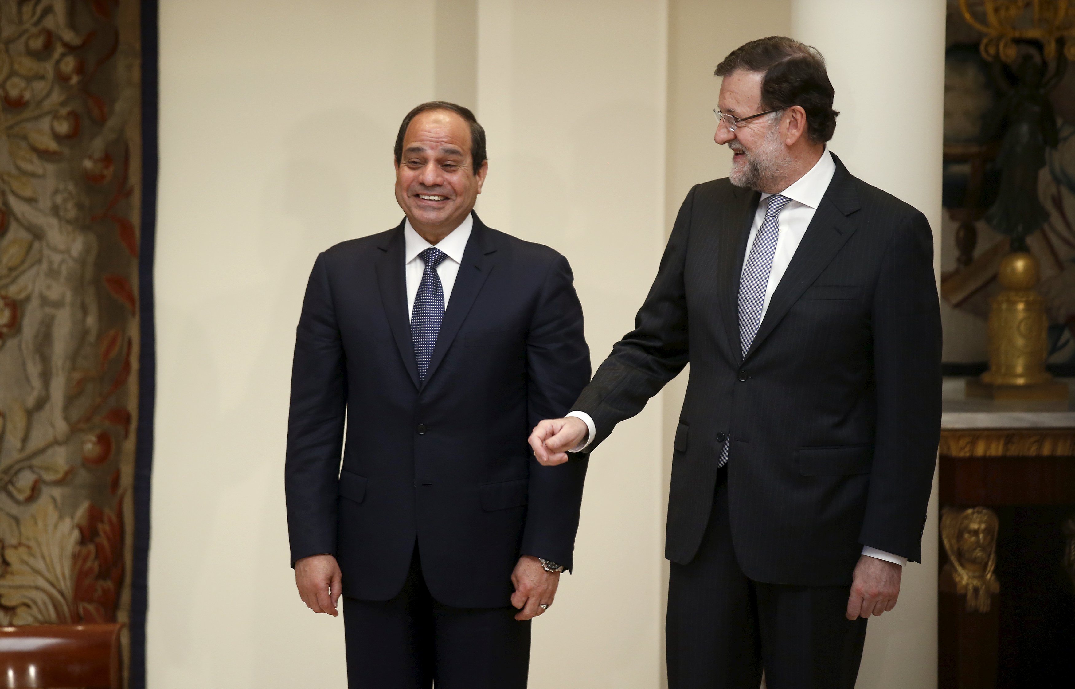 Spain's Prime Minister Mariano Rajoy (R) shares a laugh with Egyptian President Abdel Fattah al-Sisi during the signing of bilateral agreements at Moncloa palace in Madrid, Spain, April 30, 2015. REUTERS/Andrea Comas
