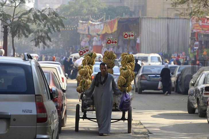 A street vendor sells bananas close to a market in Cairo, December 30, 2014. REUTERS /Mohamed Abd El Ghany