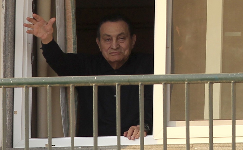 Ousted Egyptian president Hosni Mubarak waves to his supporters outside the area where he is hospitalized during his birthday at Maadi military hospital on the outskirts of Cairo, Egypt May 4, 2015. REUTERS/Mohamed Abd El Ghany
