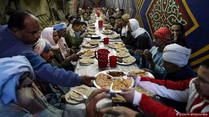 Egyptians gather around Mawa'ed al-Rahman during Ramadan to break their fast. Source: dpa Picture-Allinace