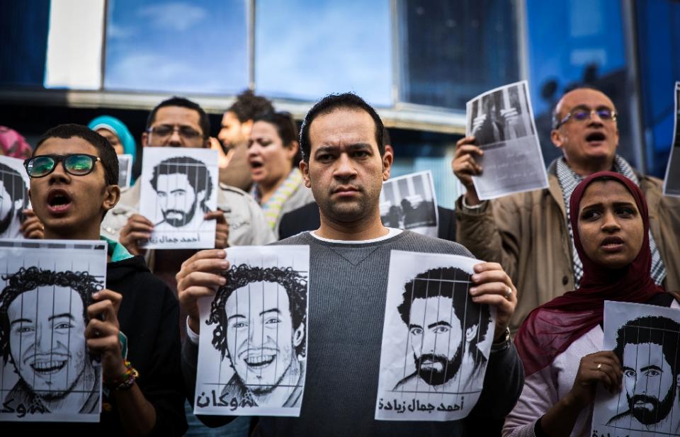 Independent journalists gather in protest outside Egypt’s syndicate of Journalists in Cairo on February 8, 2015 to demand the release of their detained colleagues (Photo: AFP/ Mohamed El-Shahed)