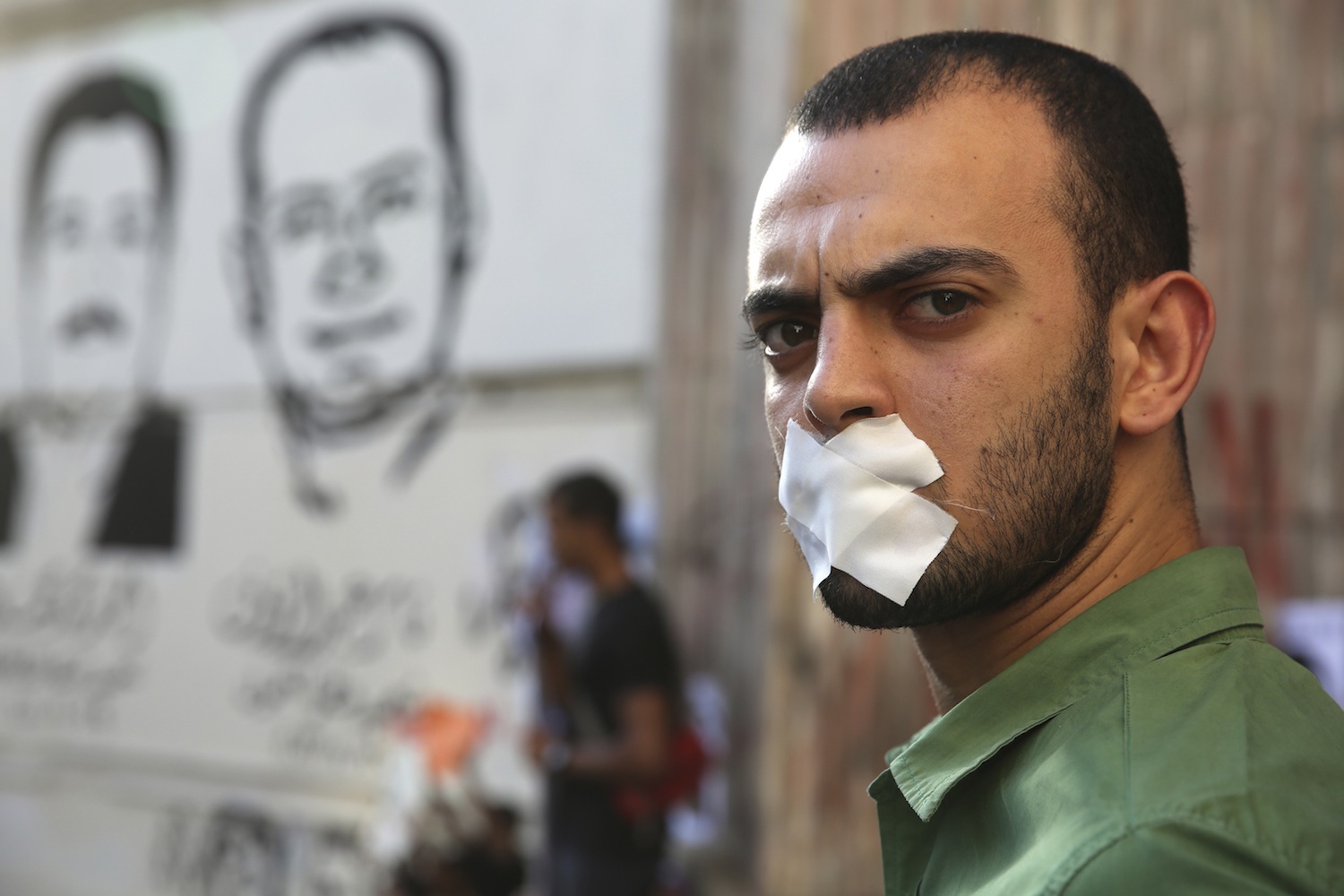 A protester rallies in support of journalists who were detained by Egyptian authorities, in front of the Press Syndicate in Cairo. June 1, 2014. (Photo: Reuters/Mohamed Abd El Ghany)