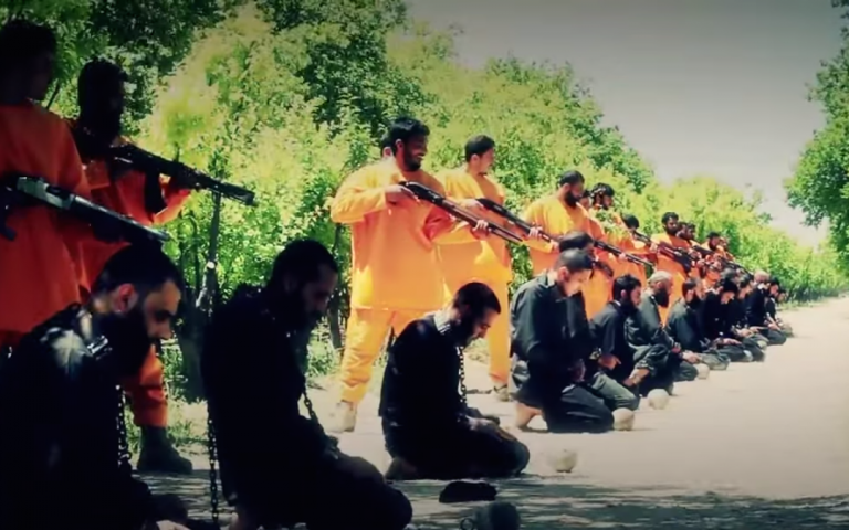 Syrian rebels of Jaysh a-Islam executing IS militants