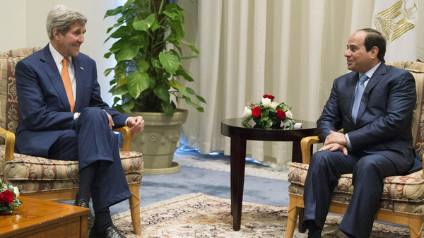 United States Secretary of State John Kerry, left, and Egyptian President Abdel-Fattah el-Sissi meet in Sharm el-Sheikh, Egypt, Friday March 13, 2015. (AP)