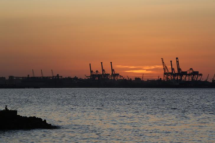 The sun sets over the port of El Dekheila near the fishermen's village of El Max in the Mediterranean city of Alexandria October 29, 2014. REUTERS/Amr Abdallah Dalsh