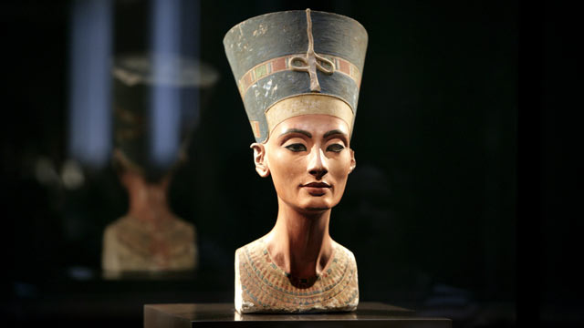 The bust of Nefertiti, at Egyptian Museum and Papyrus Collection in the Neues Museum Berlin. Credit: Ulrich Baumgarten/ Getty Images