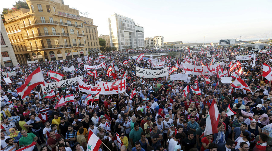 People carry Lebanese national flags and chant slogans as they take part in an anti-government protest at Martyrs' Square in downtown Beirut, Lebanon August 29, 2015. Thousands of protesters waving Lebanese flags and chanting "revolution" took to the streets of Beirut on Saturday for an unprecedented mobilisation against sectarian politicians they say are incompetent and corrupt. REUTERS/Mohamed Azakir - RTX1Q7O2