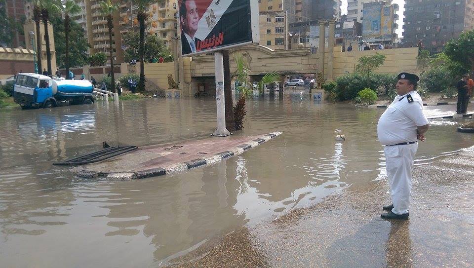 Police officer oversees the empty, flooded streets of Alexandria. Credit: Marwa H. Muhammed