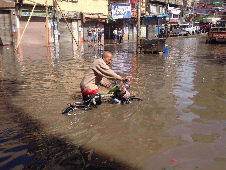 Commuting across the flooded streets of Alexandria was almost impossible. Credit: Eslam Hassan