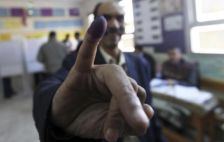 A man shows his finger after casting a vote at a polling station during a parliamentary election in Cairo November 28, 2011. REUTERS/Amr Abdallah Dalsh  (EGYPT - Tags: ELECTIONS POLITICS)