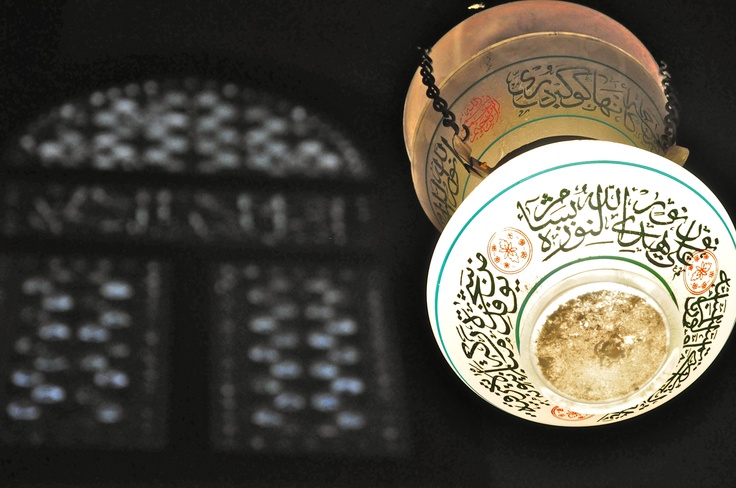 An Islamic glass lamp showed up on auction at a British auction house, revealing theft of 98 historic lamps