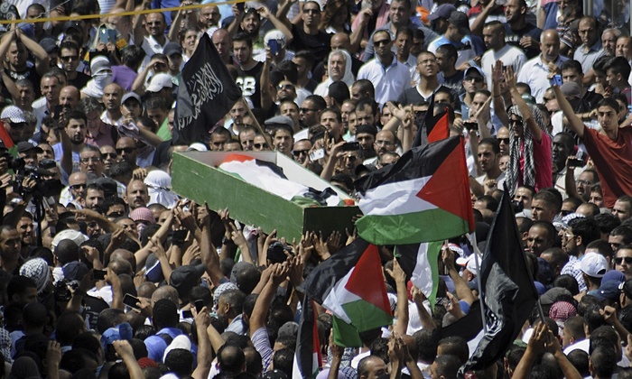 Palestinians carry the body of murdered teenager Mohammed Abu Khdeir through Jerusalem, July 4, 2014. Photo: Mahmoud Illean/AP