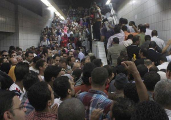 Crowds at al-Shohada Metro Station in Cairo. Source: viral photo on social media shot in August 2013