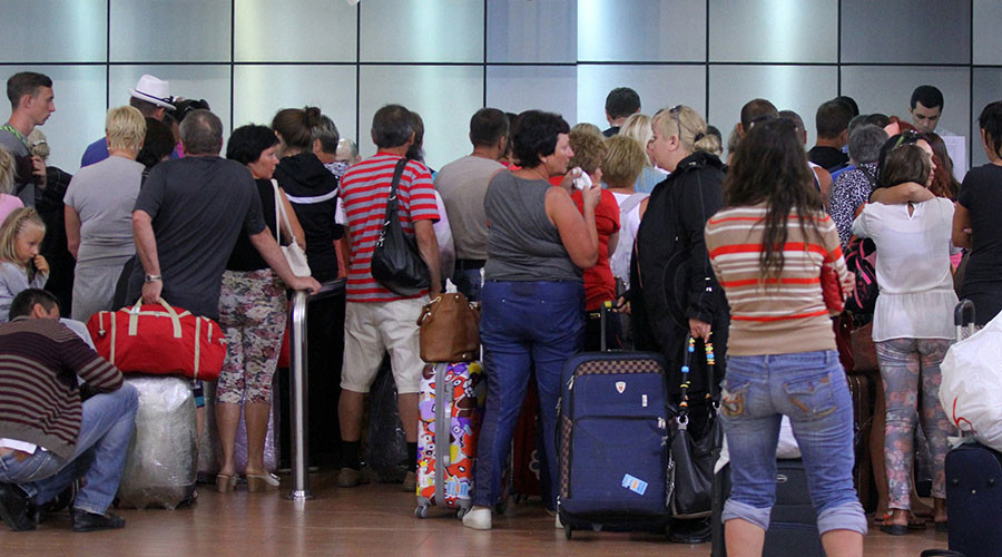 Tourists queue inside the airport in Egypt's Red Sea resort of Sharm El-Sheikh on November 5, 2015. Britain and Ireland suspended air links on November 4, over concerns a Russian flight home from Sharm el-Sheikh that crashed may have been brought down by a bomb. AFP PHOTO / STR
