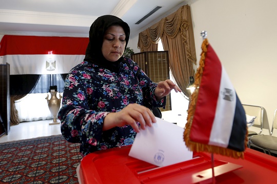An Egyptian woman living in Bahrain casts her vote during the first stage of Egypt's parliamentary election at the Egyptian Embassy in Manama, Bahrain, October 17, 2015. REUTERS/Hamad I Mohammed