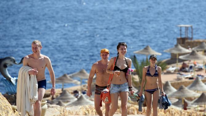 Tourists pictured returning from the beach in the Egyptian resort of Sharm el-Sheikh on November 7, 2015 (AFP Photo/Mohamed El-Shahed)
