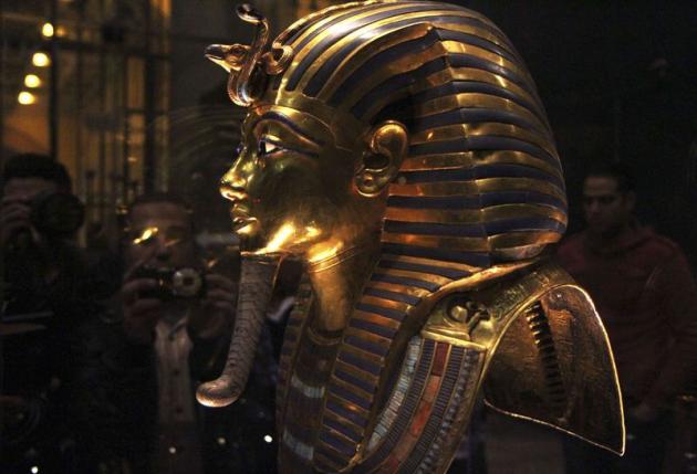 The golden mask of Pharaoh Tutankhamen is seen on display at the Egyptian Museum in Cairo, January 24, 2015.     REUTERS/Al Youm Al Saabi Newspaper