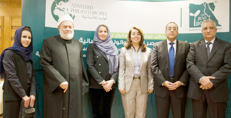 Ms. Abir Kaki, Secretary General of Alwaleed Philanthropies, with Dr. Ali Jomaa, the former mufti of Egypt, at the signing of the partnership of granting 10,000 housing units to Egyptian citizens.