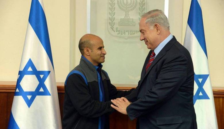 Prime Minister Benjamin Netanyahu with Ouda Tarabin, an Israeli citizen jailed for 15 years in Egypt on charges of spying and released from prison on December 10, 2015. (Haim Zach/GPO)