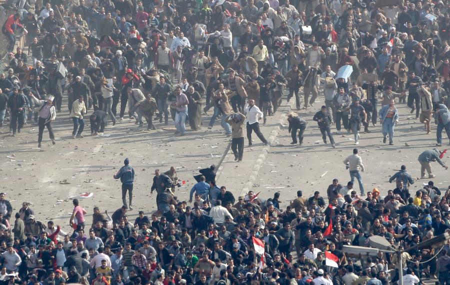 Pro-government and supporters of Egyptian President Hosni Mubarak (top) and anti-government demonstrators (bottom) clash in Tahrir Square in Cairo February 2, 2011. Photo: Amr Abdallah Dalsh, Reuters