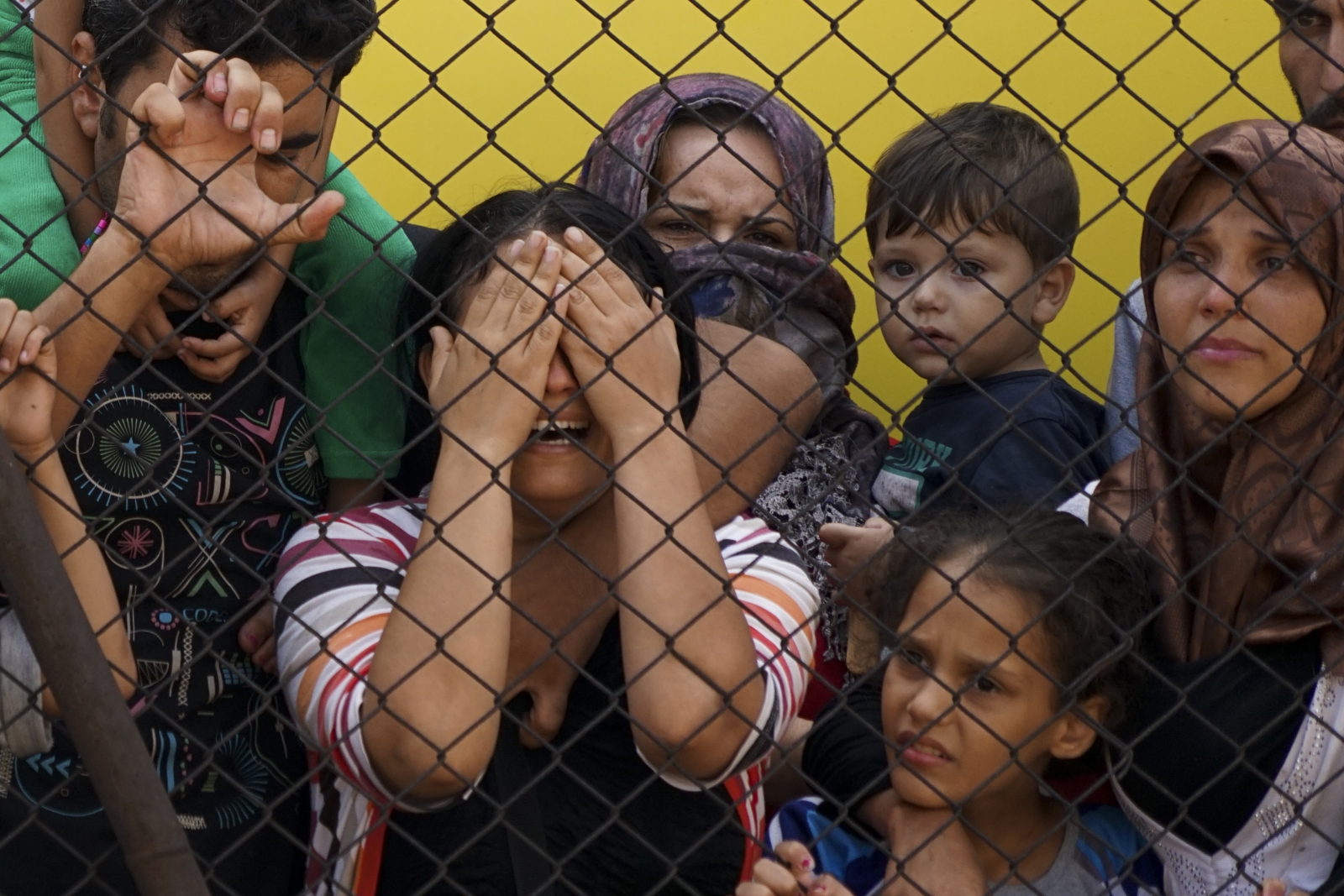 women_and_children_among_syrian_refugees_striking_at_the_platform_of_budapest_keleti_railway_station._refugee_crisis_2