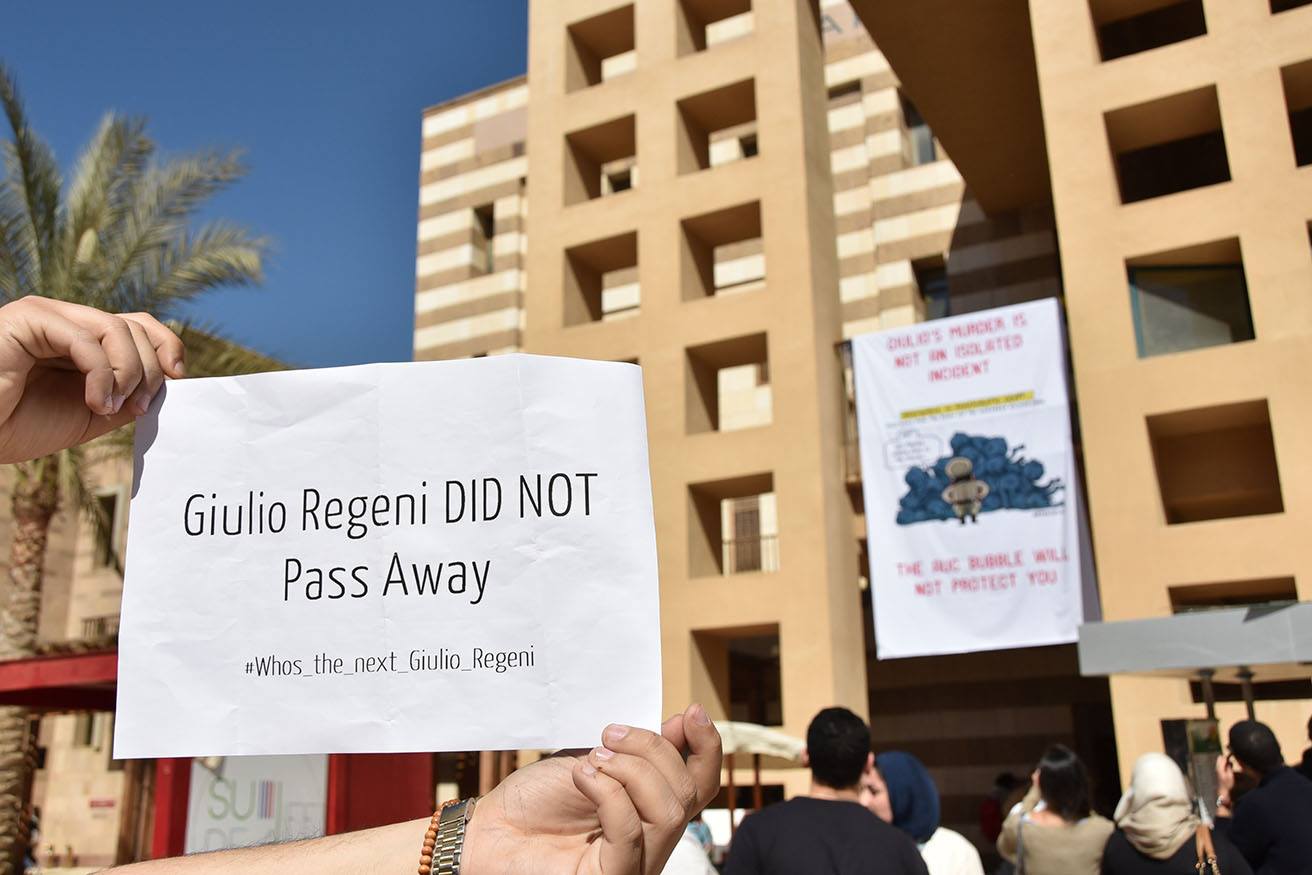 Students and professors stand in solidarity with late Italian student Giulio Regeni at the AUC campus on Feb. 17, 2016. Aswat Masriya/Jihad Abaza