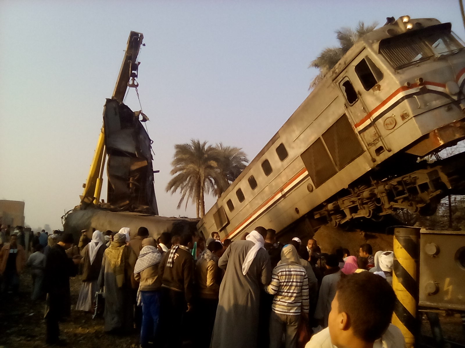 The site of a train crash in Egypt's Beni Suef province, February 11, 2016 (Photo: Aswat Masriya)