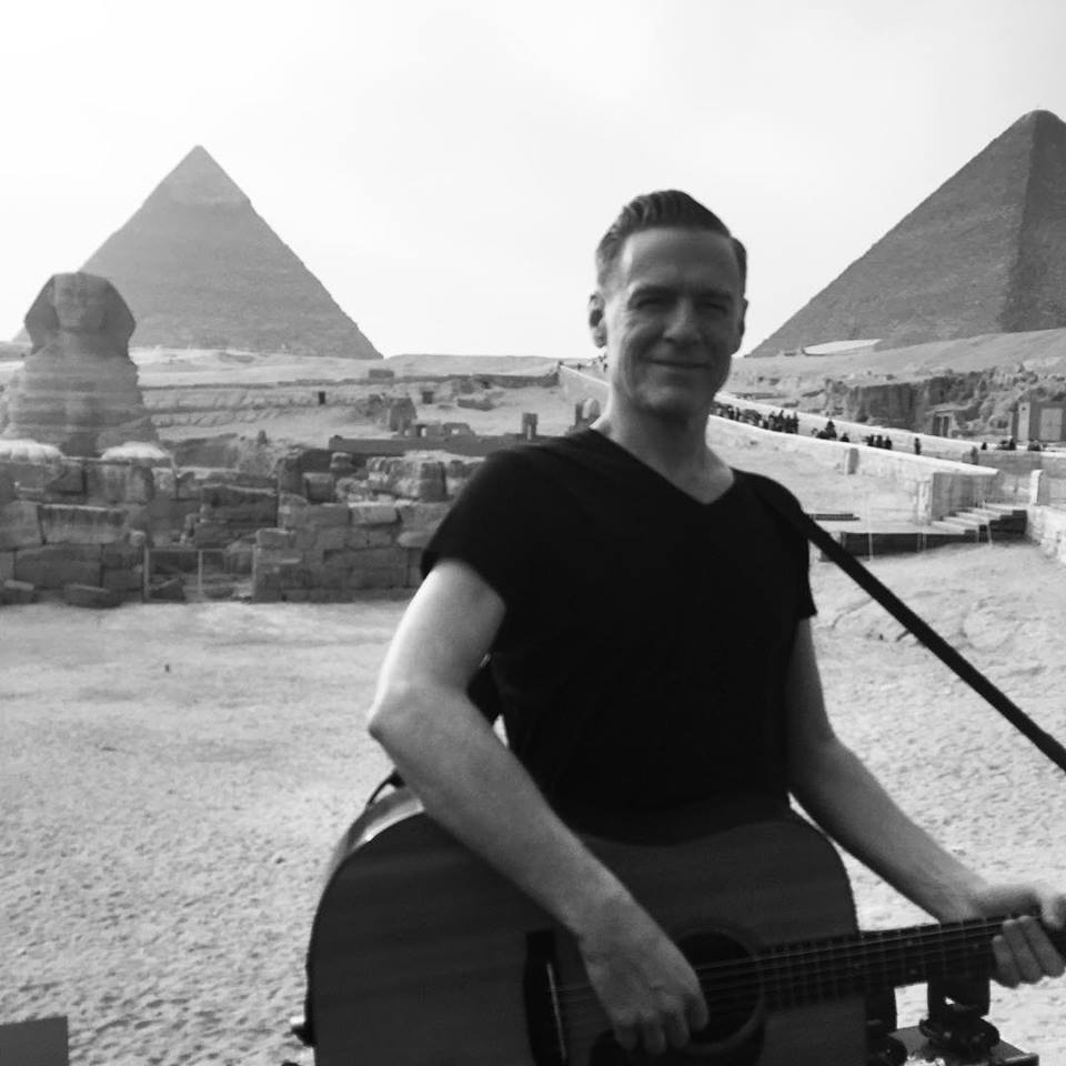 Bryan Adams played his guitar at the Pyramids (Photo: Facebook)