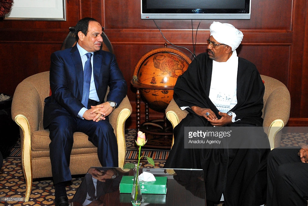 Egyptian President Abdel Fattah Al-Sisi (L) meets with Sudan's President Omar Al-Bashir in Addis Ababa, Ethiopia on January 30, 2015. Photo: Anadolu Agency
