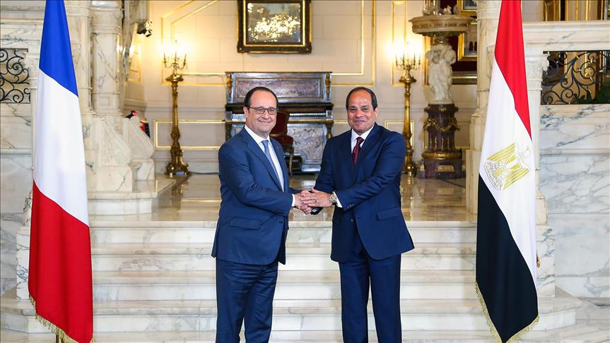Egypt President Abdel Fattah el-Sisi (R) shakes hand with President of France Francois Hollande (L) at the Egyptian Presidential Palace in Cairo, Egypt on April 17, 2016