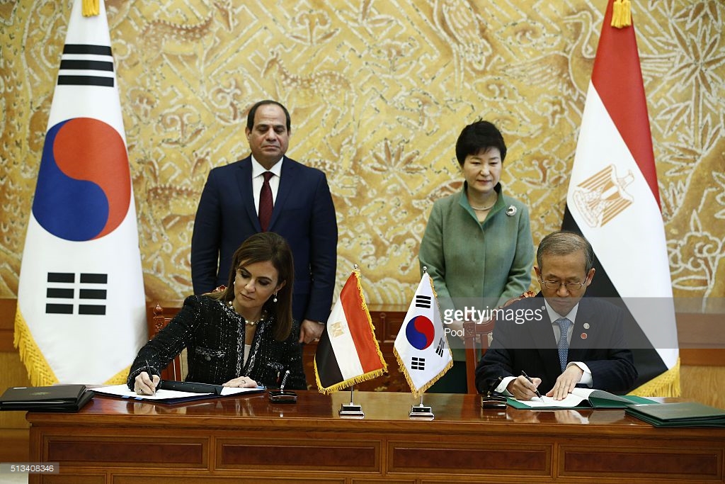 Egypt's international cooperation minister Sahar Nasr (front L) and South Korean first vice foreign minister Lim Sung-Nam (front R) sign an agreement as Egypt's President Abdel Fattah al-Sisi (back L) and South Korean President Park Geun-Hye (back R) look at at the presidential house in Seoul on March 3, 2016. Egypt's President Abdel Fattah al-Sisi is in South Korea on a three-day official visit. Photo: Pool/Getty Images