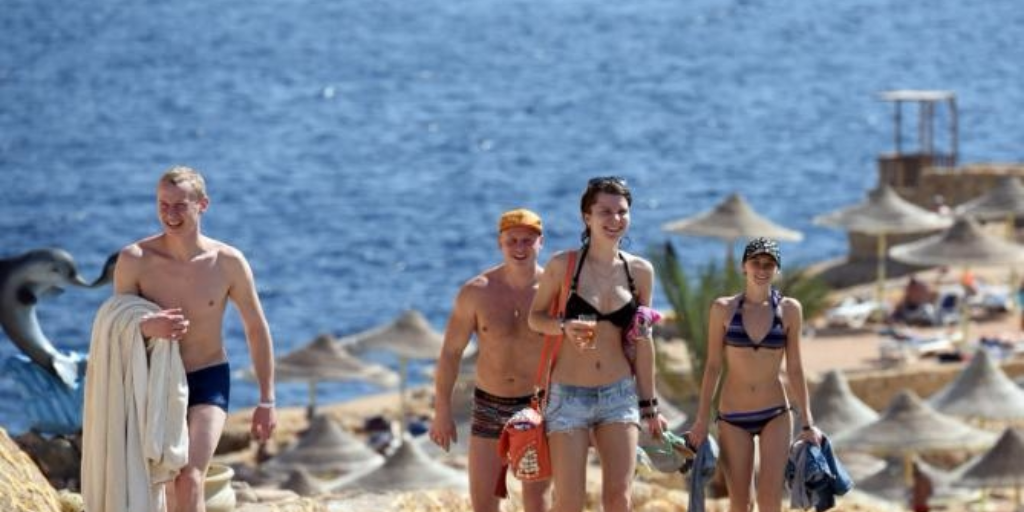 Tourists pictured returning from the beach in the Egyptian resort of Sharm El-Sheikh on November 7, 2015 (AFP Photo/Mohamed El-Shahed)