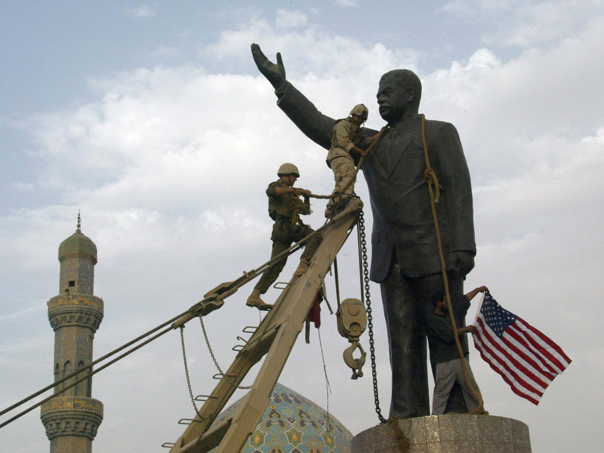 US troops chaining a statue of Saddam Hussein before pulling it down. Credit: Ramzi Haidar/AFP