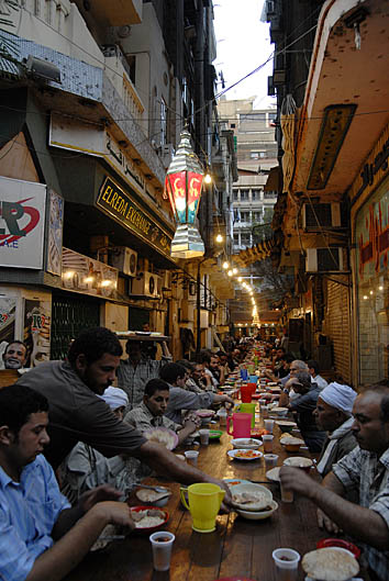 A public iftar table in Cairo's Zamalek neighborhood. Photo: Claudia Wiens