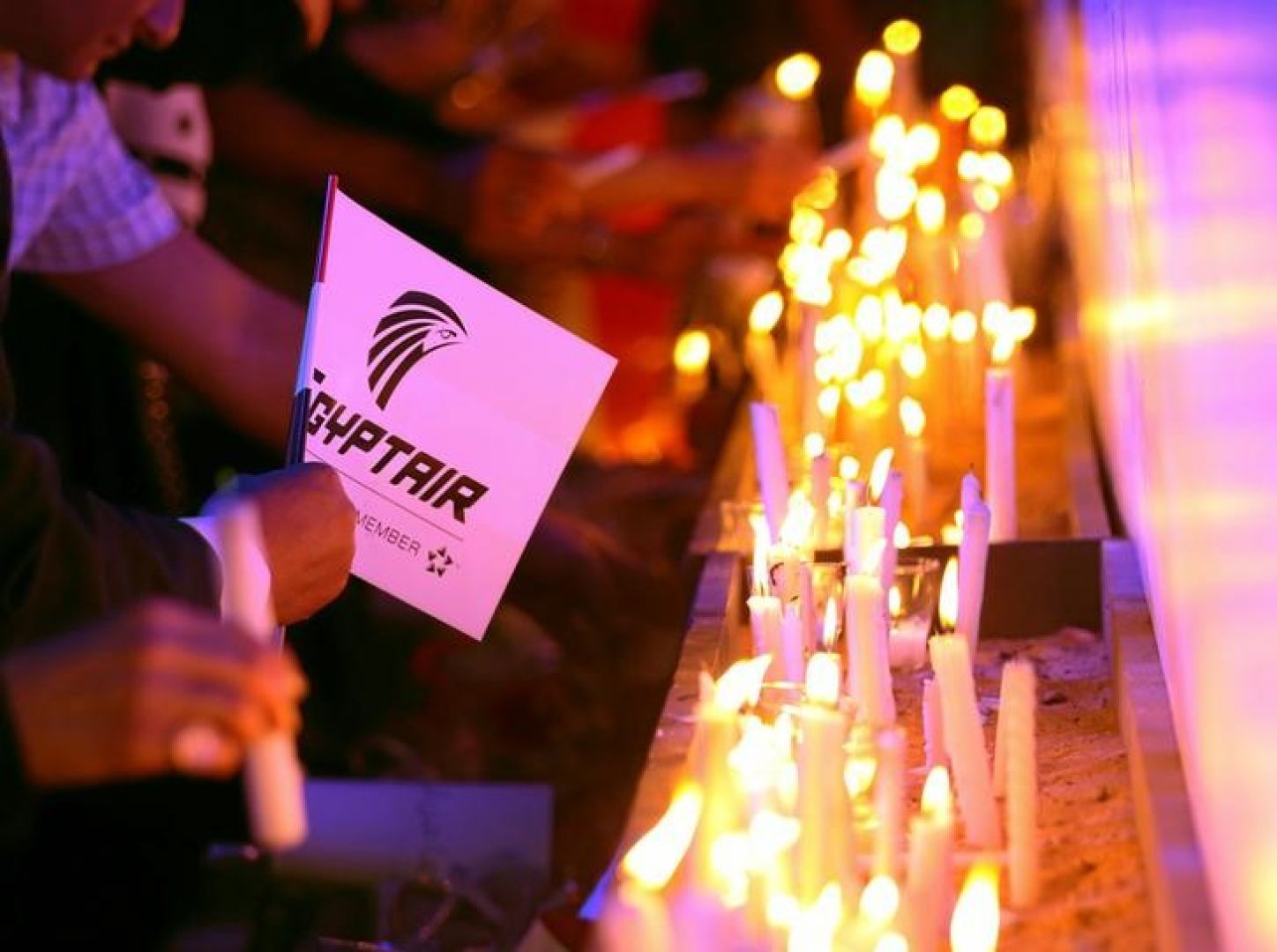 People light candles during a candlelight vigil for the victims of EgyptAir flight 804, at the Cairo Opera house in Cairo, Egypt May 26, 2016. REUTERS/MOHAMED ABD EL GHANY