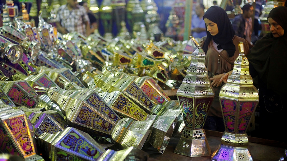 A woman with her daughter look at a stall selling festival lights and Ramadan lanterns, or "fanous Ramadan", at Sayida Zienab district market during the first day of Ramadan in old Cairo, Egypt June 6, 2016. Photo: Amr Abdallah Dalsh/Reuters