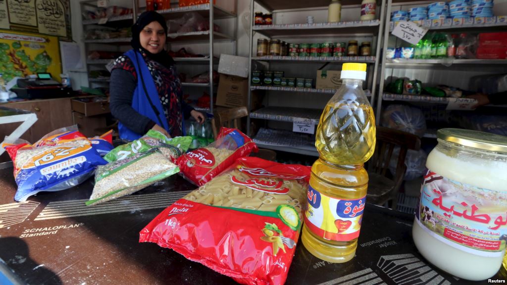 A worker sells subsidized food commodities at a government-run supermarket in Cairo, Egypt, Feb.14, 2016 (Photo: Reuters) 