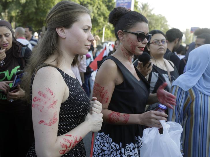 Women with red paint on their bodies, symbolizing blood. Photo: REUTERS/Asmaa Waguih
