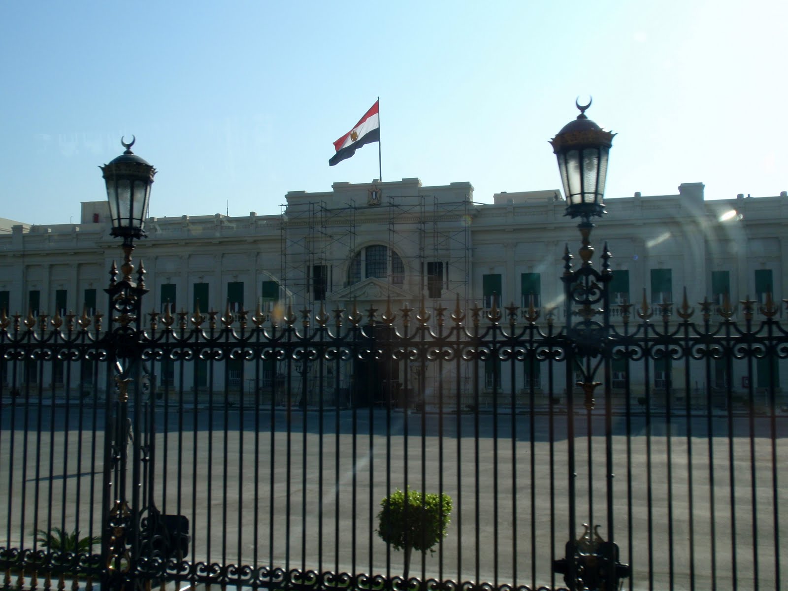 Triple Bombings Near Egypt s Presidential Palace Kill Two 